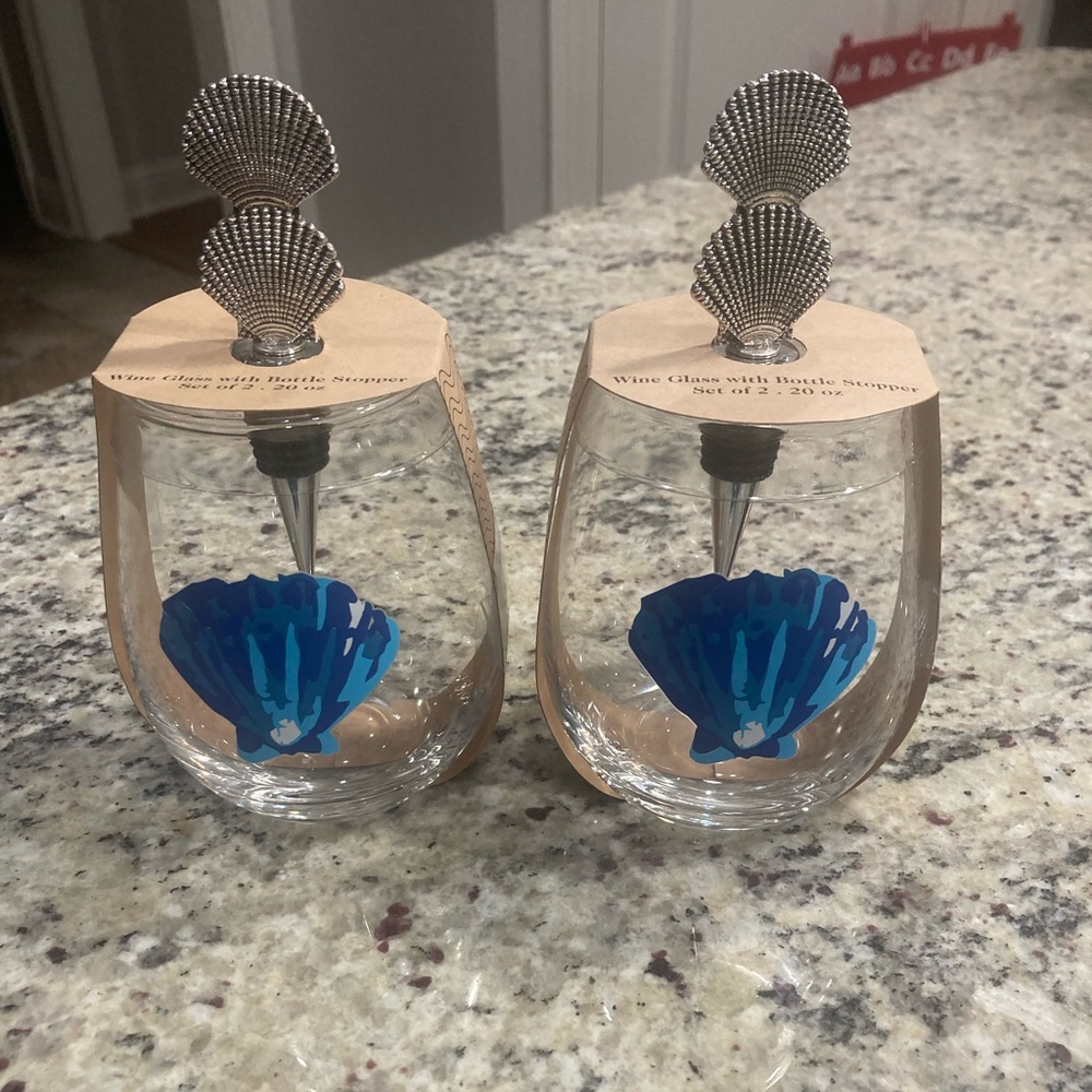 Set of 2 Chesapeake Bay wine glasses with silver shell wine bottle stoppers